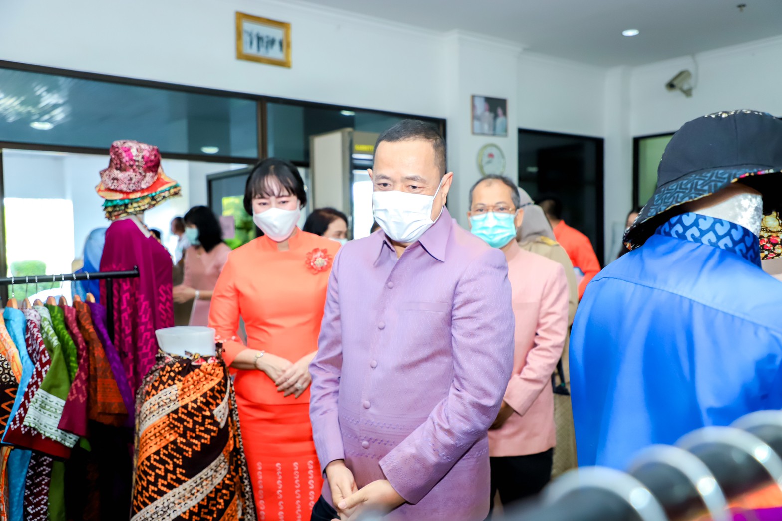 พัฒนาชุมชนนราธิวาส จัดแสดงนิทรรศการ จำหน่ายผ้าลายพระราชทาน “ผ้ามัดหมี่ลายขอเจ้าฟ้าสิริวัณณวรีฯ”