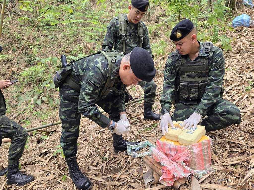 ทหารผาเมืองปะทะแก๊งขนยานรก ช่องทางผาหมีแม่สาย ยึดได้ 4.8 แสนเม็ด