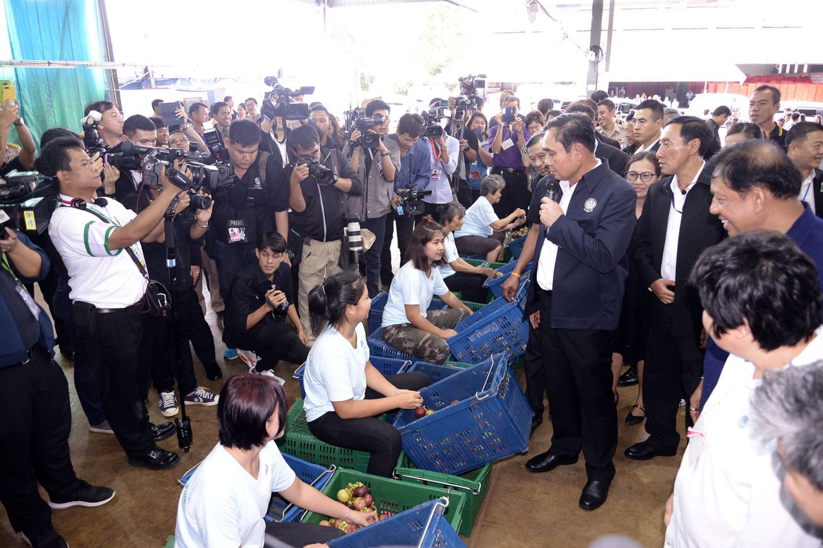 นายกฯบินดูงานจันทบุรี ชมงาน "มหานครผลไม้" หยอด 4 คำถามคนจันท์ 