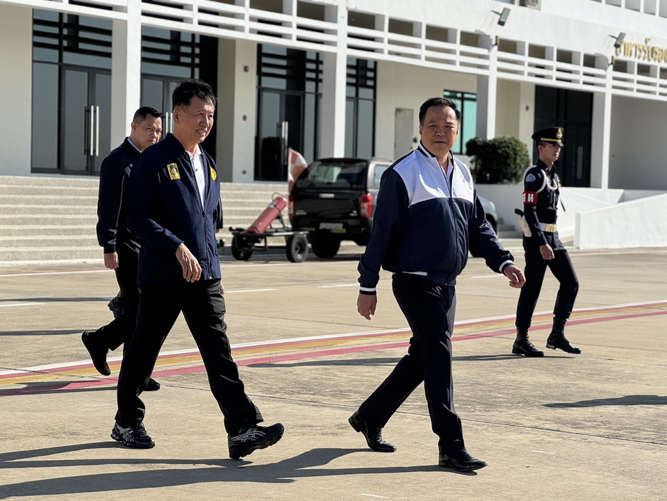 นายกฯบินหาดใหญ่วันที่สอง ให้กำลังใจ-มอบถุงยังชีพผู้ประสบภัยน้ำท่วมสงขลา