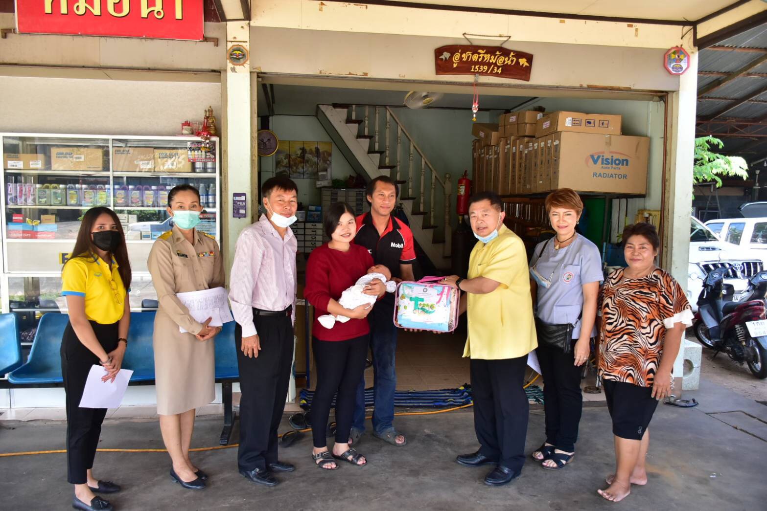 นายกเทศมนตรีเมืองศรีสะเกษ เยี่ยมให้กำลังใจเด็กแรกเกิดและมารดาหลังคลอดในชุมชน 12 ราย  