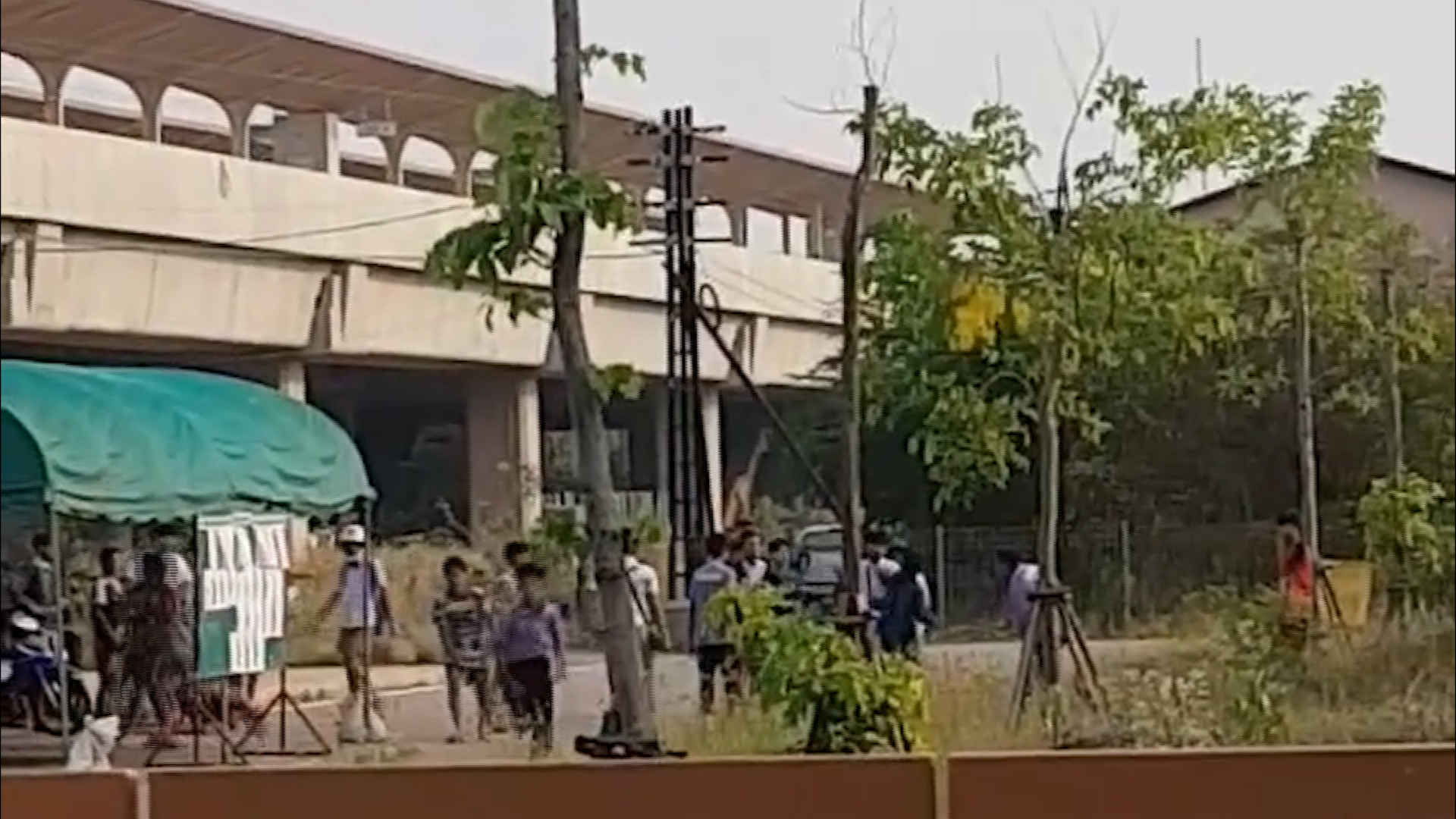 โซเชียลแชร์คลิป นร.ยกพวกตีกัน แบบ 20 รุม 1 หลังสถานีรถไฟบ้านไผ่ขอนแก่น 