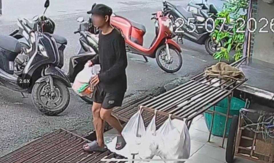 กล้องจับชัด! ชายตีเนียนฉกถุงไส้กรอก-ลูกชิ้น เดินหนีลอยนวลกลางวันแสกๆ