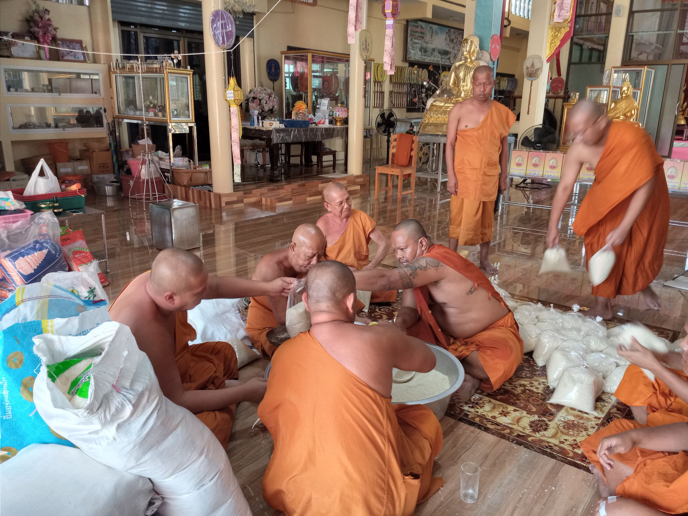 เปี่ยมด้วยเมตตา พระอาจารย์จ่อย จัดถุงยังชีพช่วยเหลือญาติโยมสู้ภัยโควิด