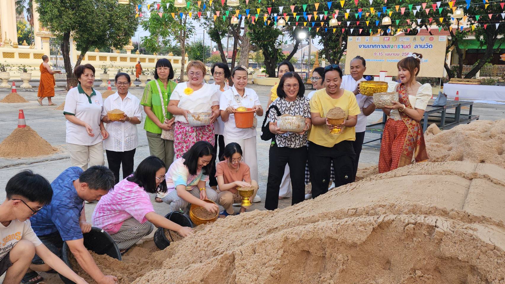 “วัดกลาง” พระอารามหลวง สืบสานประเพณีก่อพระเจดีย์ทราย “เทศกาลสงกรานต์ ลานวัด”
