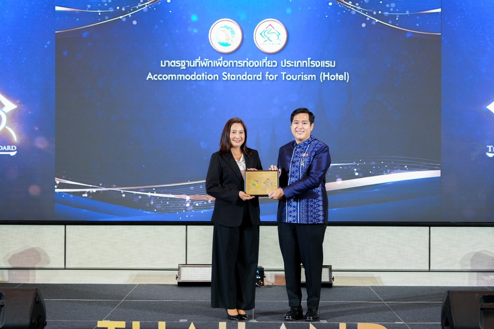 ร.ร.เดอะ เบอร์เคลีย์ ประตูน้ำ รับมอบตราสัญลักษณ์มาตรฐานโรงแรม ระดับ 5 ดาว