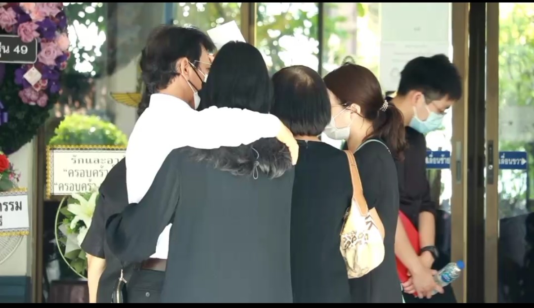 "พ่อหมอกระต่าย" จุดธูปบอกลูกสาวขอให้ไปอยู่ที่สุขสบาย “พ่อจะดูแลแม่กับน้องเอง”