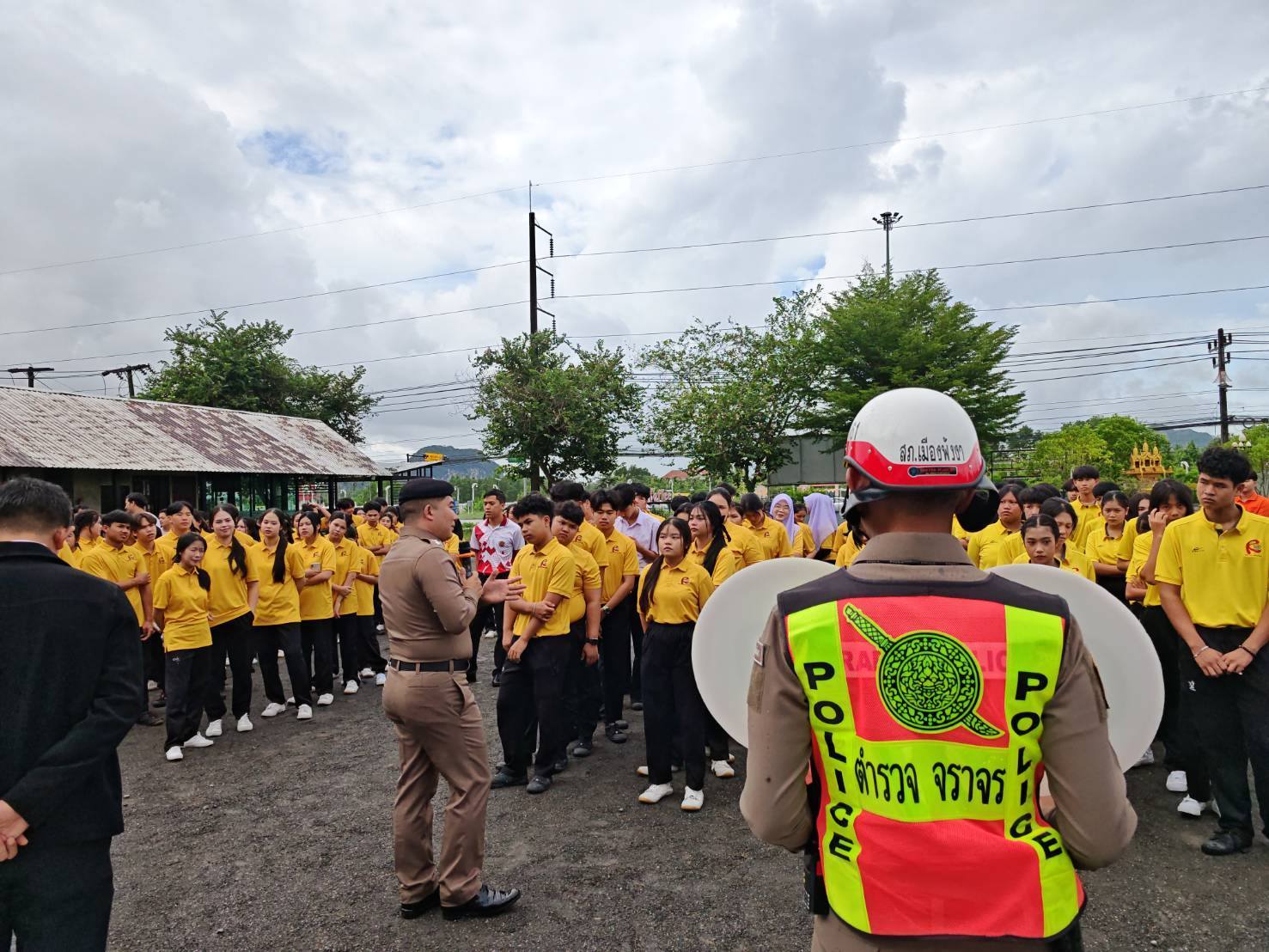 สภ.เมืองพังงาจับมือสถานศึกษาจัดโครงการ “เปิดโรงเรียน เปิดโรงรถ” ให้ความรู้กฎหมายจราจร