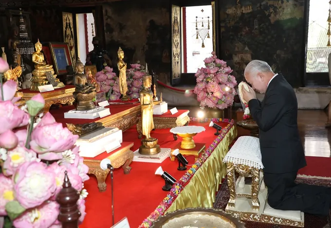 รับพรปีใหม่ “มงคลนพคุณ” สักการะพระพุทธรูปวังหน้า ยามค่ำ “นบพระ ไหว้(เทพ)เจ้า”