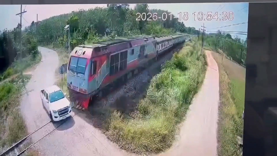 สลด! รถไฟปาดังเบซาร์–หาดใหญ่พุ่งชนกระบะ สงขลา เสียชีวิต 1 เจ็บ 1