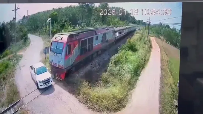 สลด! รถไฟปาดังเบซาร์–หาดใหญ่พุ่งชนกระบะ สงขลา เสียชีวิต 1 เจ็บ 1