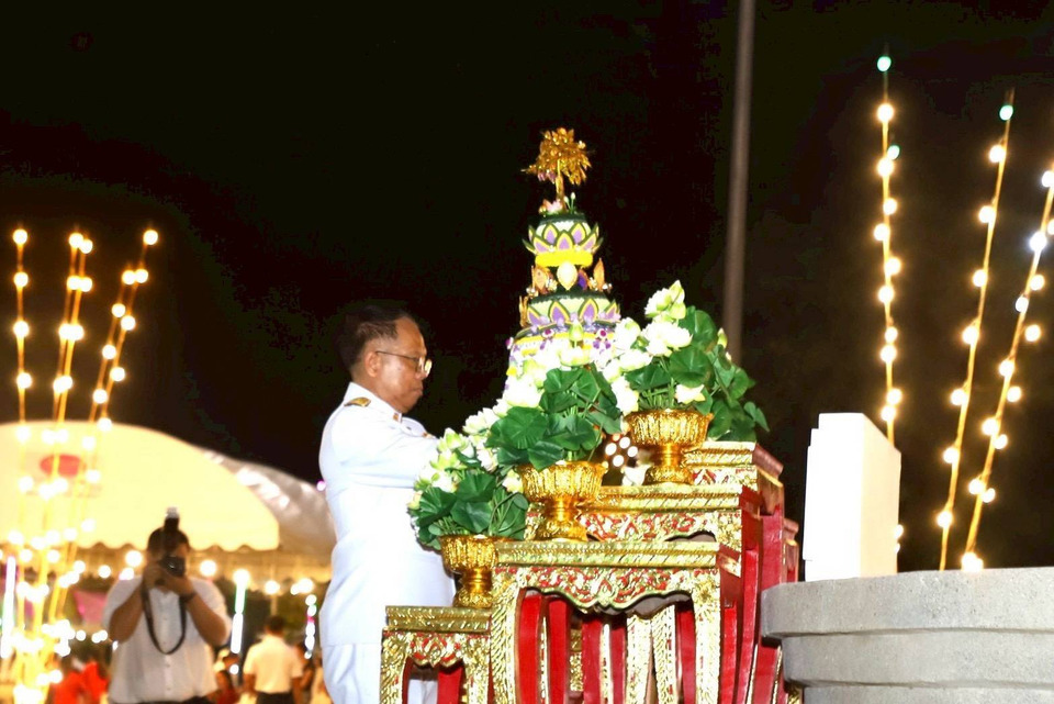 อ่างทอง อัญเชิญพุ่มดอกบัวประดิษฐ์พระราชทาน ถวายสักการะพระศรีมหาโพธิฯ วิสาขบูชา69