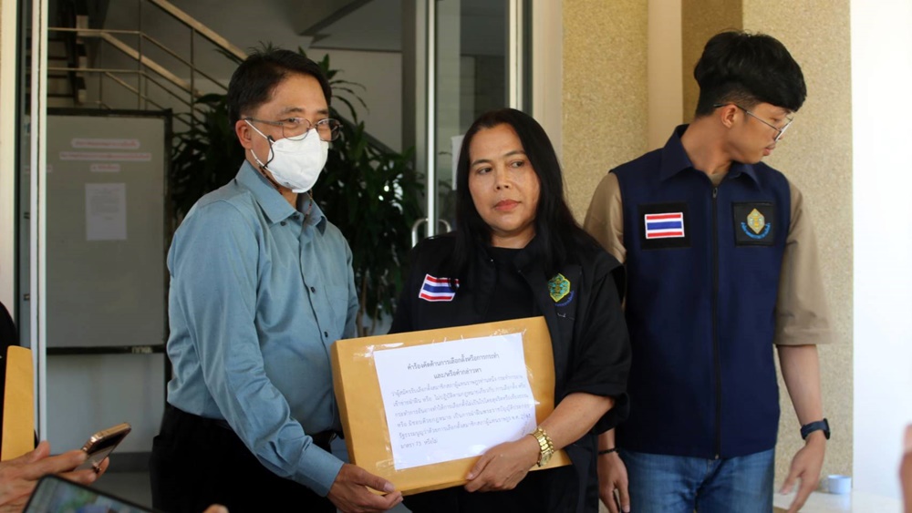 หอบคลิปหลักฐานร้อง กกต.เมืองกาญจน์ สอบผู้สมัคร สส.พรรคใหญ่ แจกเสื้อหลังเวทีปราศรัย