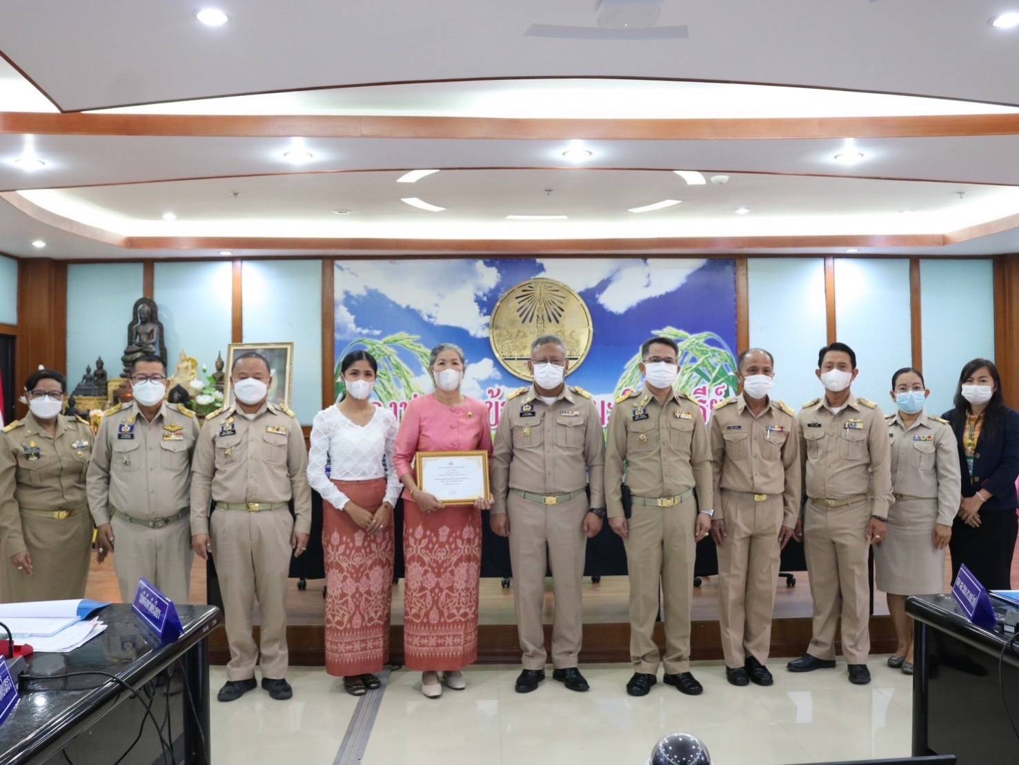 ผู้ว่าฯยโสธรมอบรางวัลสำนึกรักบ้านเกิดระดับประเทศและวิสาหกิจชุมชนดีเด่นระดับจังหวัด