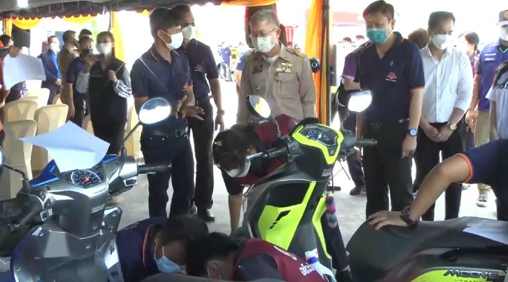 รองผู้ว่าฯ ชลบุรี เปิดโครงการศูนย์อาชีวะอาสาร่วมป้องกันและลดอุบัติเหตุทางถนน/ทางน้ำช่วงเทศกาลปีใหม่ 
