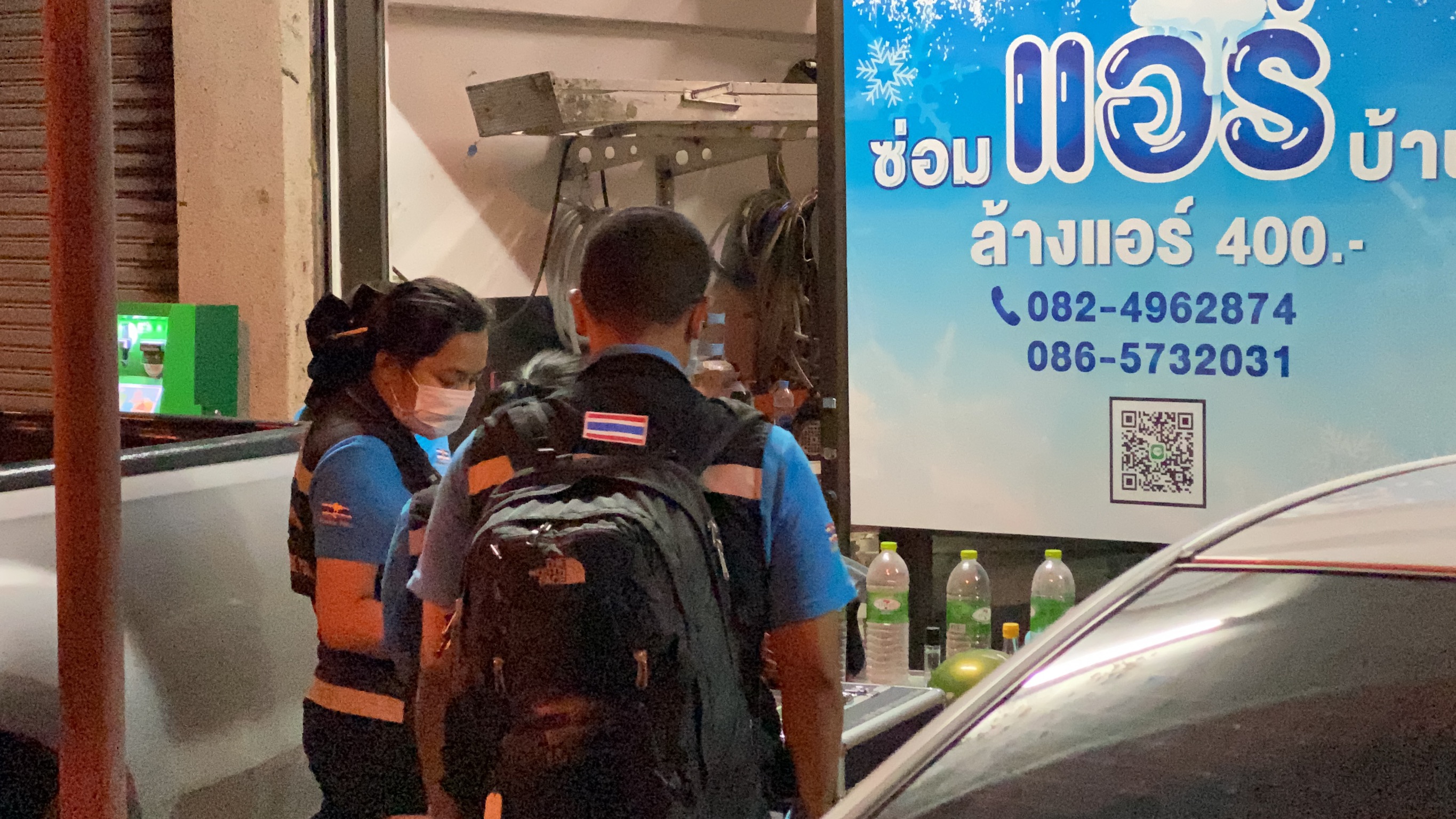 หนุ่มเจ้าของร้านซ่อมแอร์ใช้อาวุธมีดแทงตัวดับมีดปักคาอก ย่านถนนกรุงเทพกรีฑา ปมเครียดกับน้อยใจ