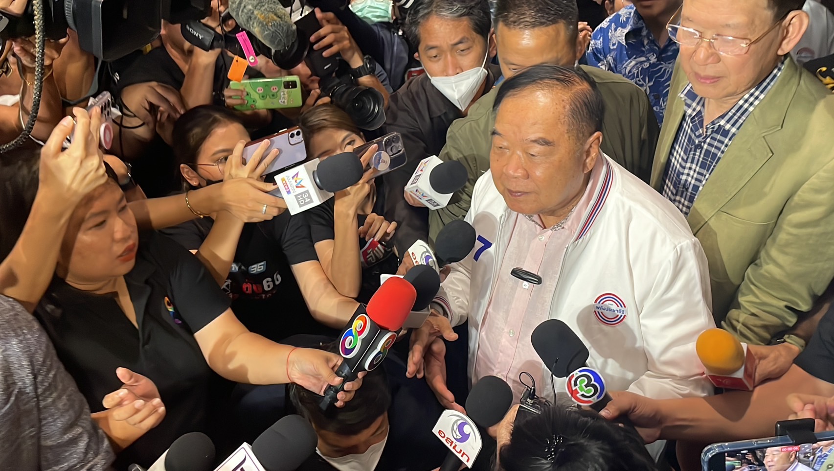 "บิ๊กป้อม" ส่งยิ้มอารมณ์ดี ปัดตอบ "เพื่อไทย-ก้าวไกล" จับขั้วตั้งรัฐบาลมีรัฐประหารหรือไม่ 