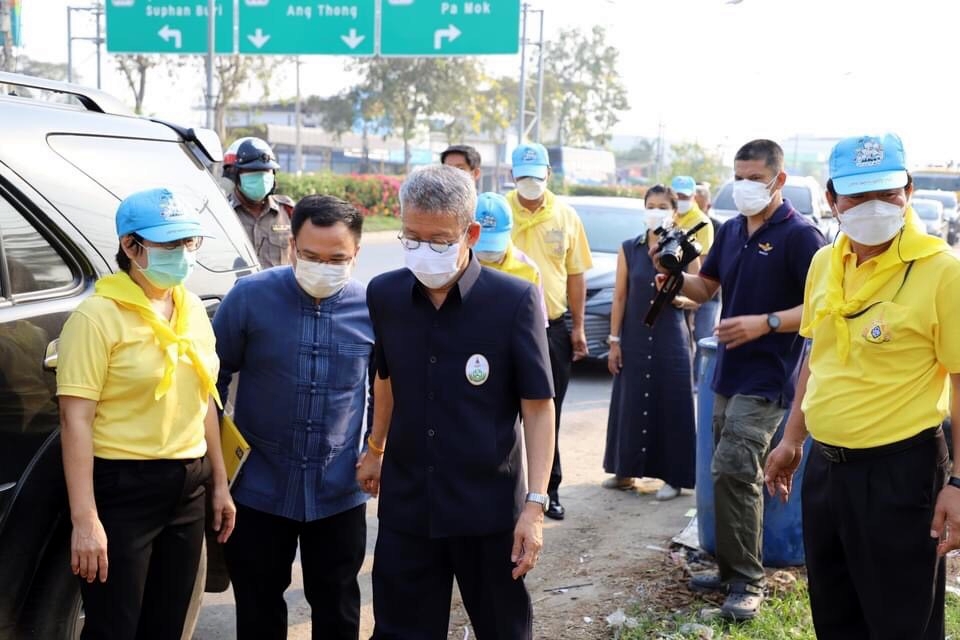 พ่อเมืองอ่างทอง ตรวจเยี่ยมให้กำลังใจจิตอาสา ร่วมพัฒนาปรับปรุงภูมิทัศน์บริเวณถนนทางหลวงหมายเลข 368 