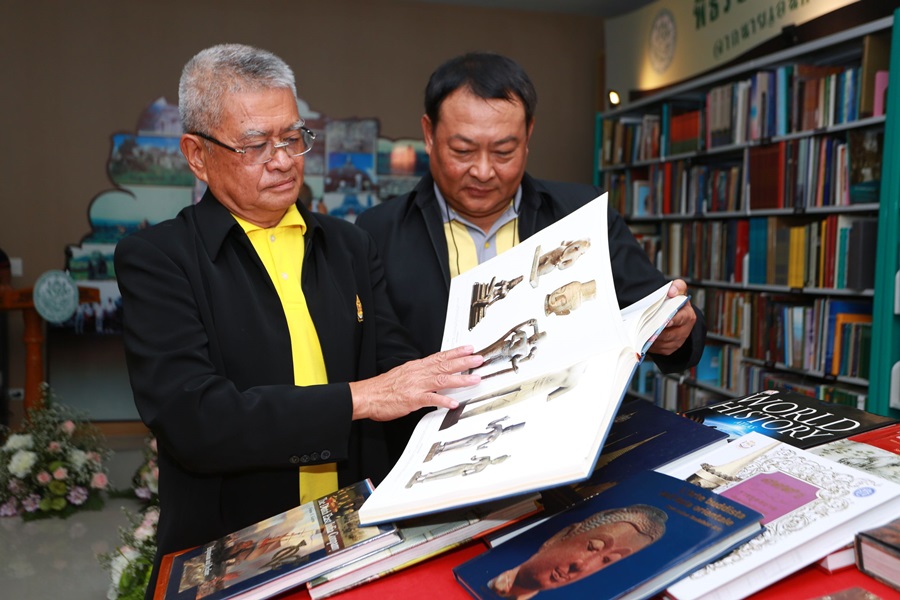 มอบหนังสือประวัติฯโบราณคดีขุมทรัพย์ทางปัญญากว่า3พันเล่ม