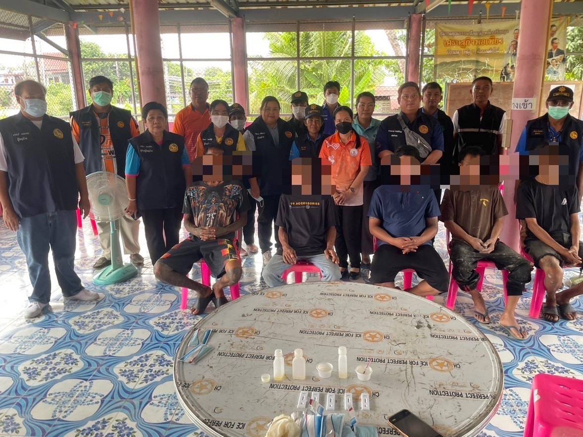 ยุทธการพิทักษ์อ่างทอง! ลุยตรวจ 2 ตำบล เจอ 14 รายมีสารเสพติด พร้อมส่งบำบัด