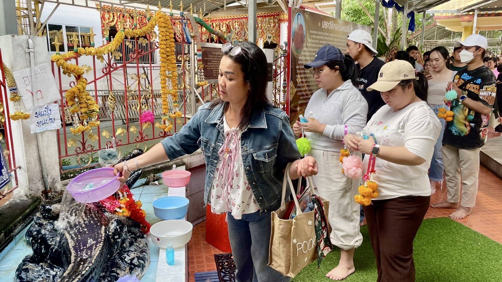 สายมูแห่ “อาบน้ำจระเข้” เชื่อถ้าใครได้ทำจะขจัดอุปสรรค ในชีวิต ให้หมดไป