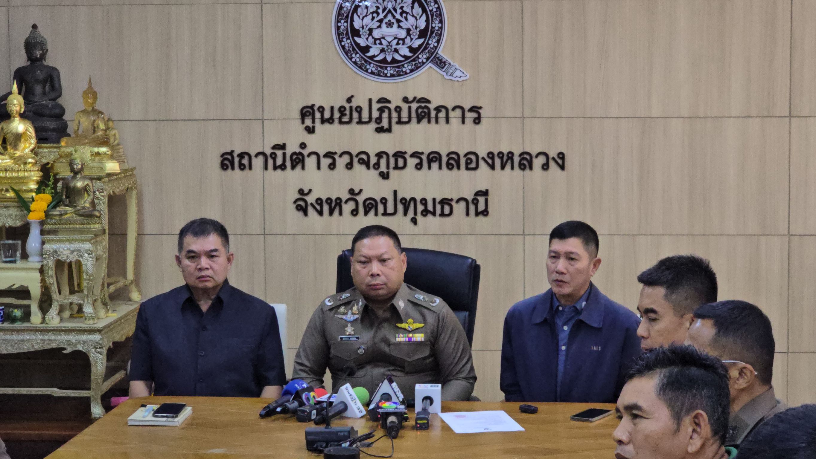 ผู้การปทุมฯแถลงผลจับกุมตัวนายหนุ่ม มือฆ่าปลัด อบต.คลองสาม เจ้าตัวยังปฏิเสธ