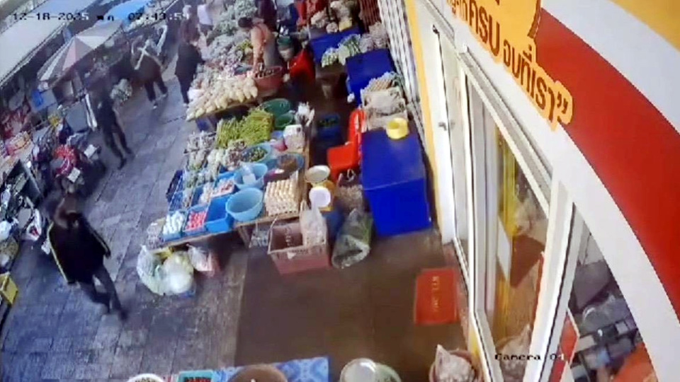 คนร้ายฉวยจังหวะแม่ค้าเผลอ ย่องขโมยกระเป๋าเงินแผงผัก กลางตลาดบางลำพู สูญกว่า 2 หมื่น