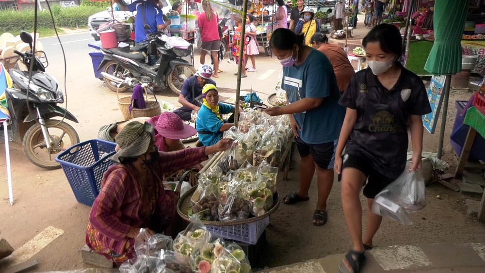 หยุดยาวตลาดชายแดนช่องจอมคึกคัก!! คาดเงินสะพัดไม่ต่ำกว่า 18 ล้าน "เห็ดป่า" หน้าฝนขายดี