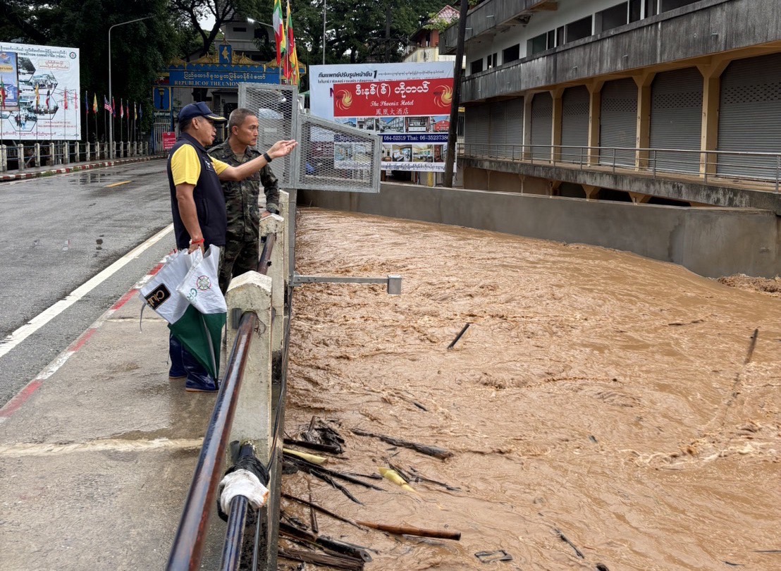 น้ำทะลักผ่านแนวกั้นน้ำสายคาดมวลน้ำใหญ่ข้าท่วมบางชุมชนในเขต อ.แม่สาย จ.เชียงราย และ จ.ท่าขี้เหล็ก 