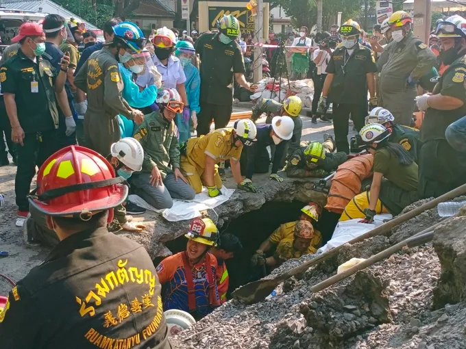 สลด! คนงานต่างด้าวลงวางท่อระบายน้ำทิ้งพื้นทรุดดินทับคนงานจมโคลนดับ1 เจ็บสาหัส1