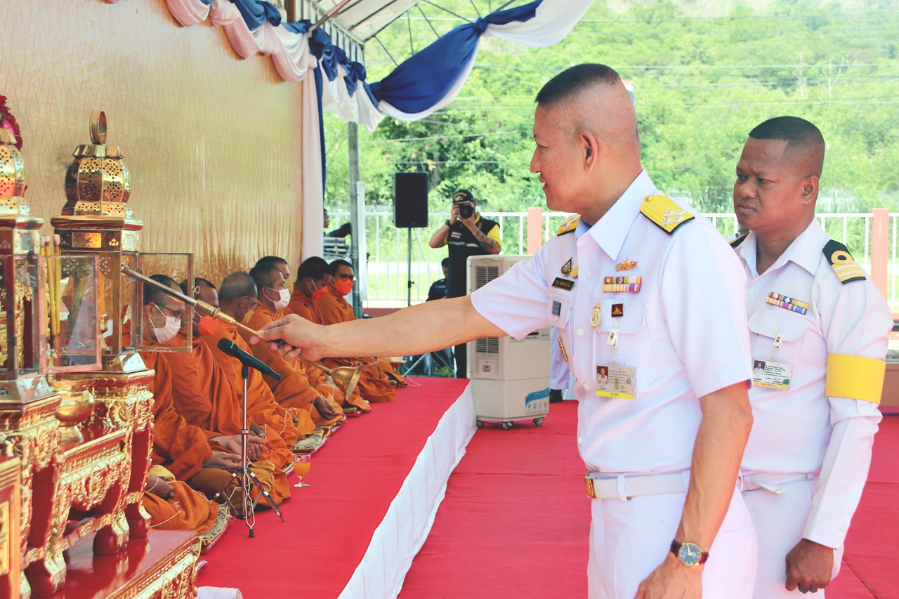 ผู้แทนผู้บัญชาการทหารเรือทำพิธีประดิษฐานแผ่นศิลาฤกษ์สร้างอาคารหมอพรเรียนรู้เรื่องสมุนไพรและยาไทย