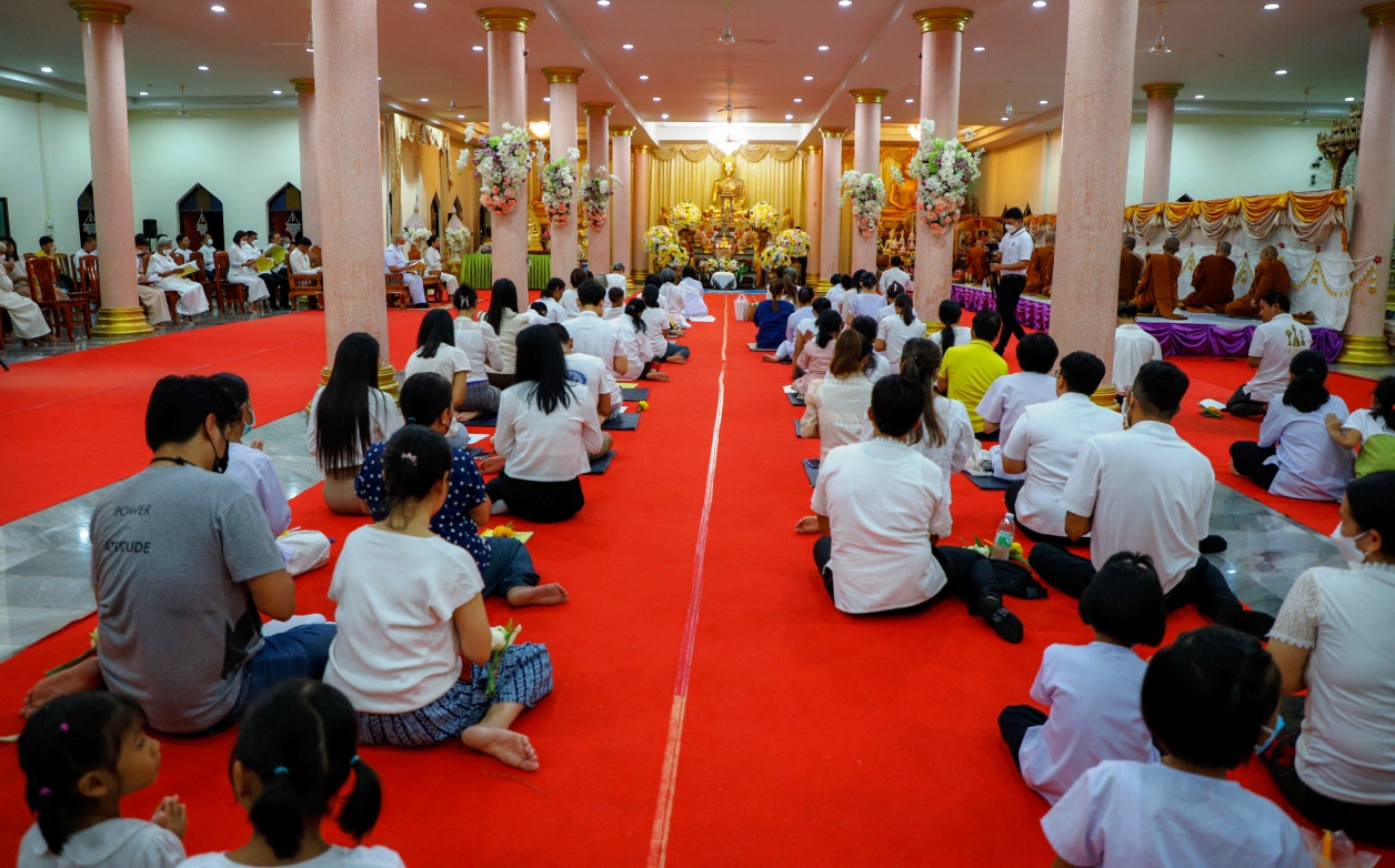 ผู้ว่าฯบุรีรัมย์นำพุทธศาสนิกเข้าวัดปฏิบัติธรรมรักษาศีลและเวียนเทียนวันอาสาฬหบูชา