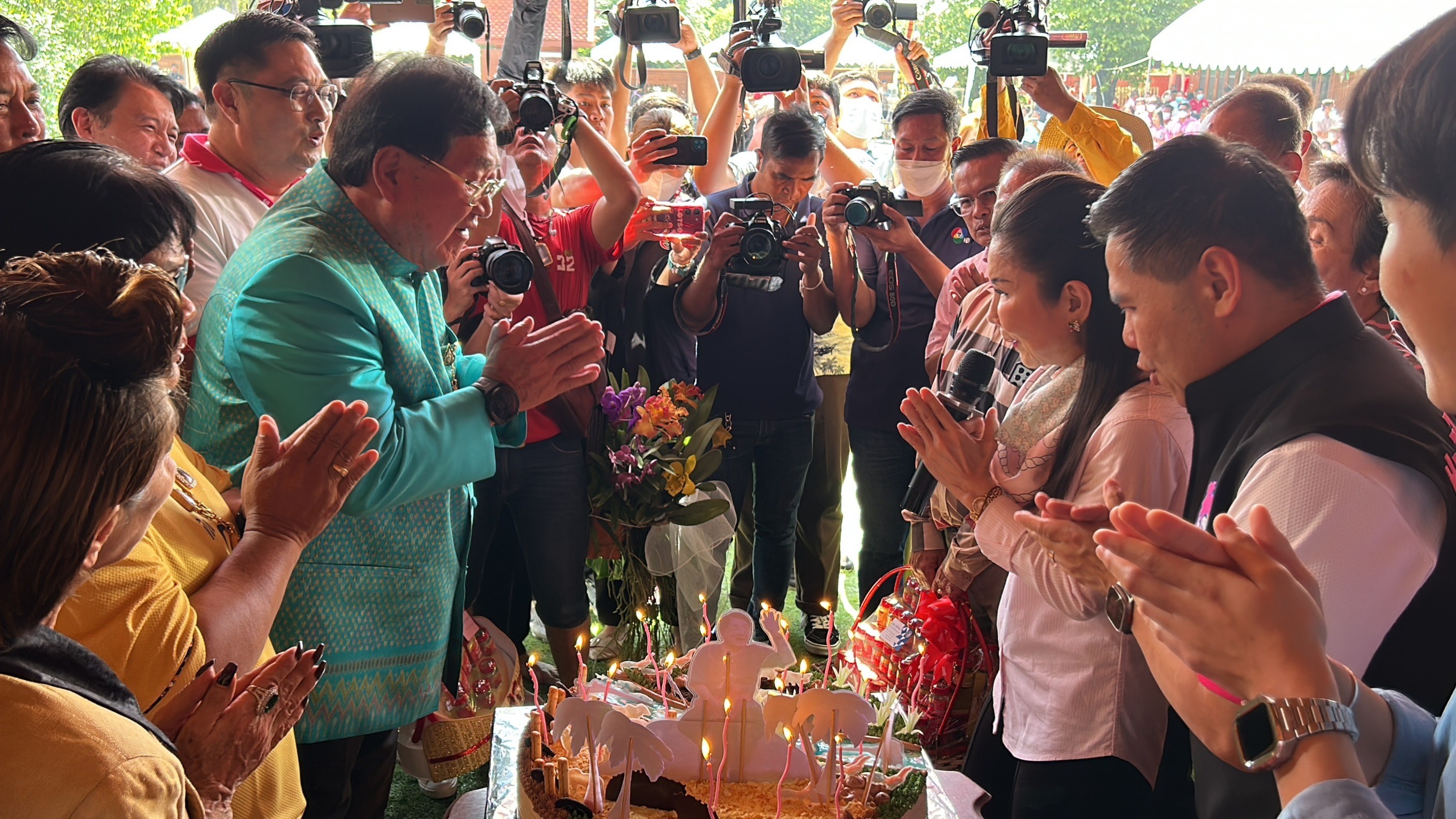 "ประภัตร" จัดเบิร์ธเดย์ 74 ปี "วราวุธ-กัญจนา" นำลูกพรรคร่วมอวยพร มั่นใจเป็นเสาหลัก พยุงพรรคไปสู่จุดสูงสุด