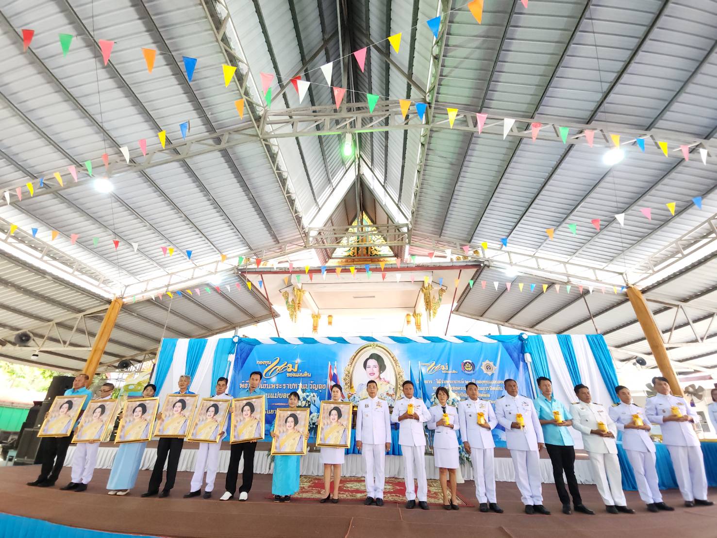 ระยองมอบเงินพระราชทานขวัญถุงกองทุนแม่ของแผ่นดินให้ 8 หมู่บ้านแก้ไขปัญหายาเสพติด