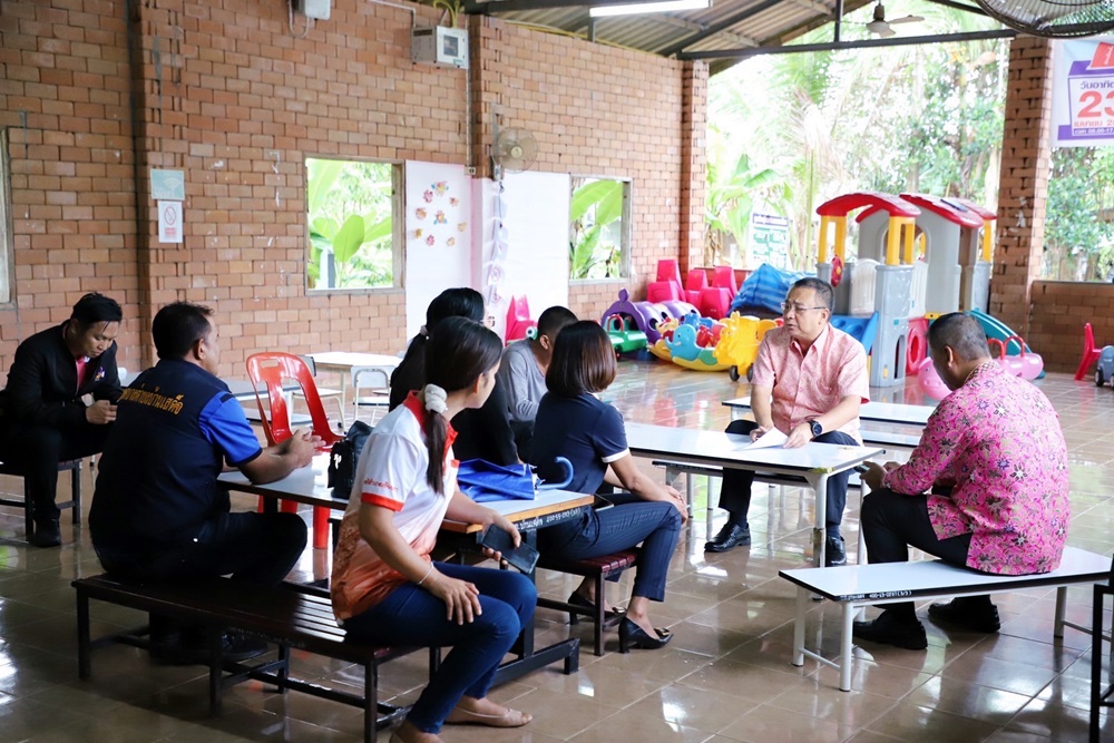 ผู้ว่าฯสุราษฎร์ธานี รุกติดตามการจัดอาหารกลางวันนักเรียนศูนย์เด็กเล็กฯ พบจัดได้ดี มีคุณภาพตามมาตรฐาน