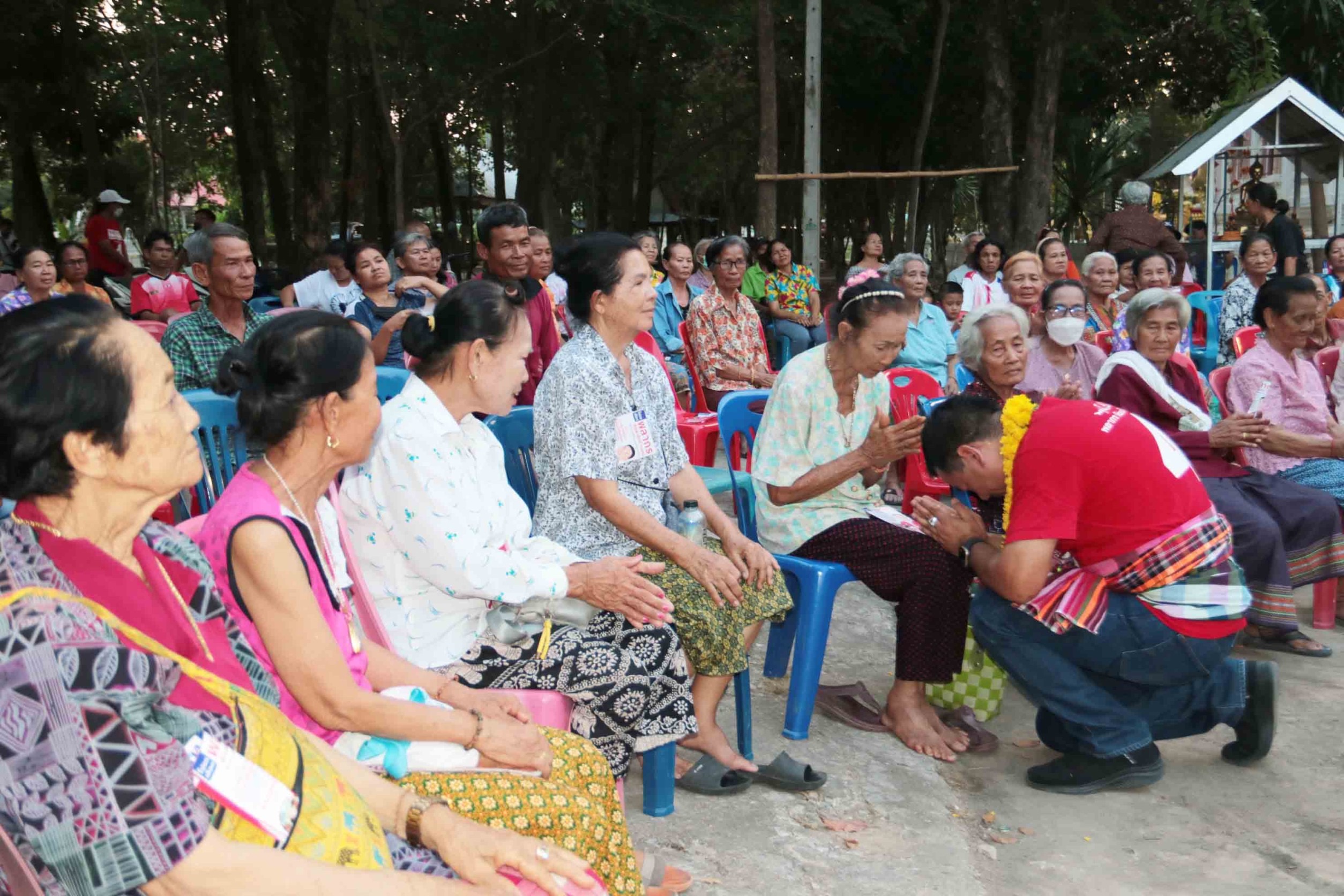 ‘พลากร’ เดินสายกราบขอเป็นลูกเป็นหลานชาวยางตลาดขอเป็น ส.ส.กาฬสินธุ์ 