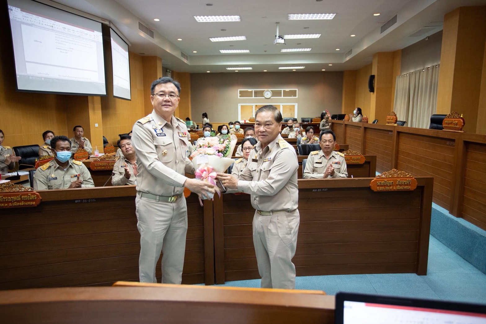ผวจ.อ่างทอง เปิดการประชุมสภาอบจ.  เลือกประธานฯ รองประธานฯ กำหนดแถลงนโยบาย 25 ก.พ.64