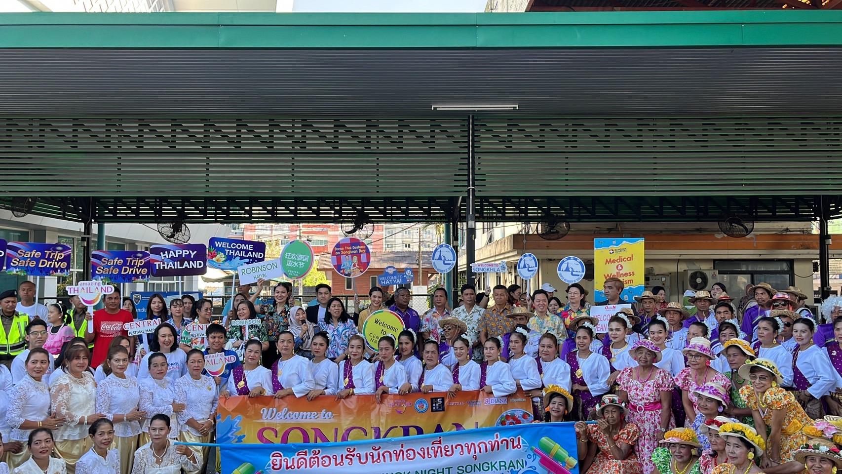 สงขลา จัดขบวนกลองยาวนางรำต้อนรับนักท่องเที่ยวต่างชาติที่เดินทางผ่านด่านพรมแดนสะเดา