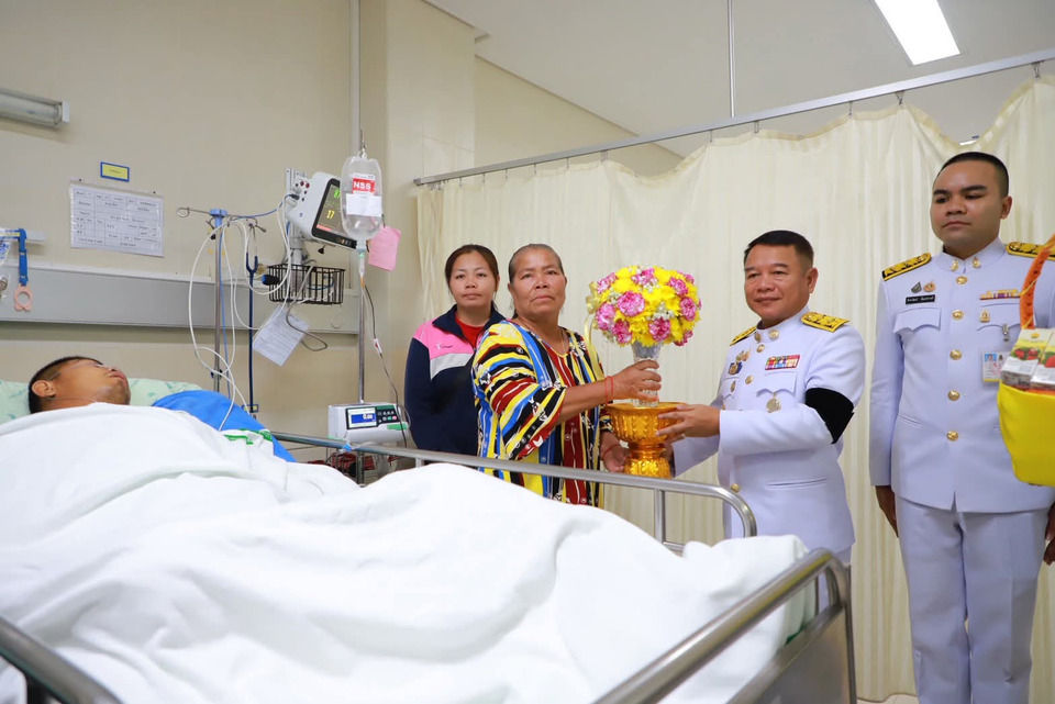 “ในหลวง” โปรดเกล้าฯ พระราชทานดอกไม้ เยี่ยม "พลทหารเดชศักดิ์" เหยียบกับระเบิด รับไว้ในพระบรมราชานุเคราะห์ 