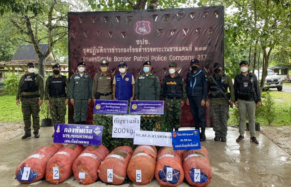 มาแปลก! ตชด.237 ยึดกัญชาอัดบรรจุกระสอบปุ๋ยข้ามจากลาว 200 กก.