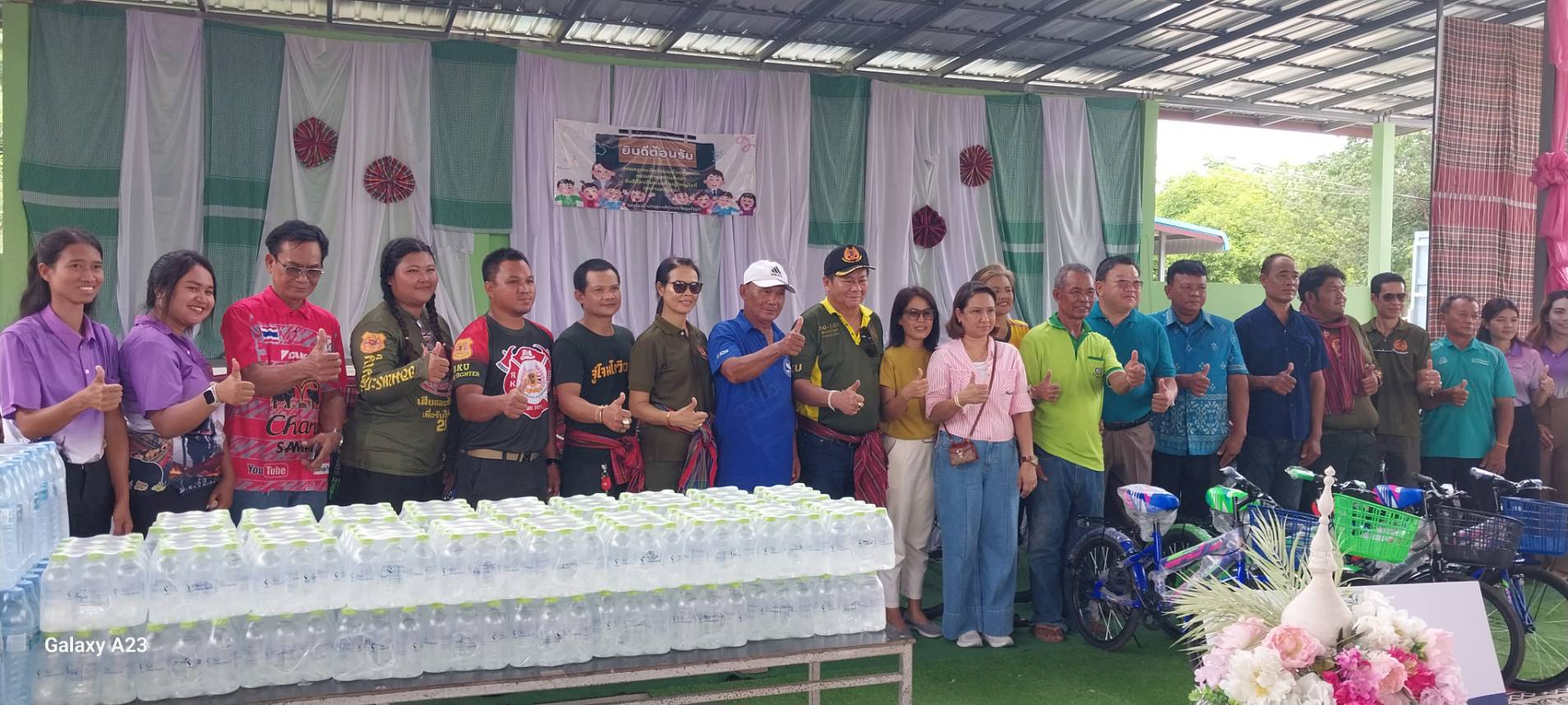 สุรินทร์ อาสากู้ชีพร่วมกตัญญู ยกคณะ นำโลงศพบริจาคให้วัด  พร้อมอุปกรณ์เล่นกีฬาและมอบเงินทุนการศึกษาให้เด็กนักเรียนในโรงเรียนห่างไกล