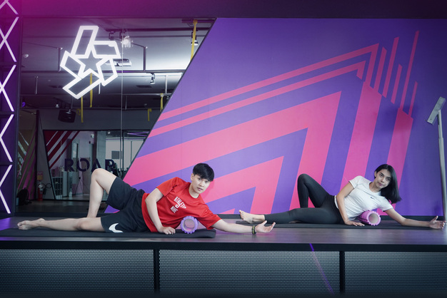 ชวนคลายล็อกกล้ามเนื้อ ลดอาการออฟฟิศซินโดรม กับ 4 ท่ายืดเหยียด ด้วย FOAM ROLLER   