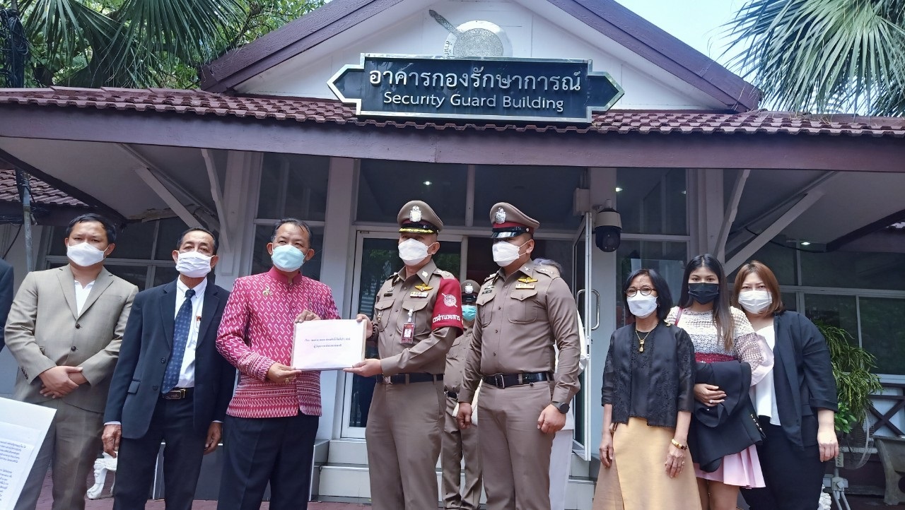‘พี่ศรี’ ร้องขอความเป็นธรรมหลังถูกตำรวจเมืองนครพนมออกหมายเรียกคดีหมิ่นอดีตผู้ช่วยเลขาธิการรองประธานสภาฯ