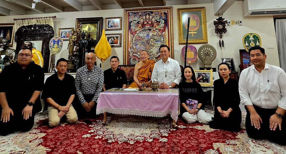 "นายกฯอนุทิน" ควงภริยา พร้อม "เลขาฯนายกฯ - ปลัดมหาดไทย" เข้าสักการะ “สมเด็จธงชัย” ที่วัดไตรมิตรวิทยาราม