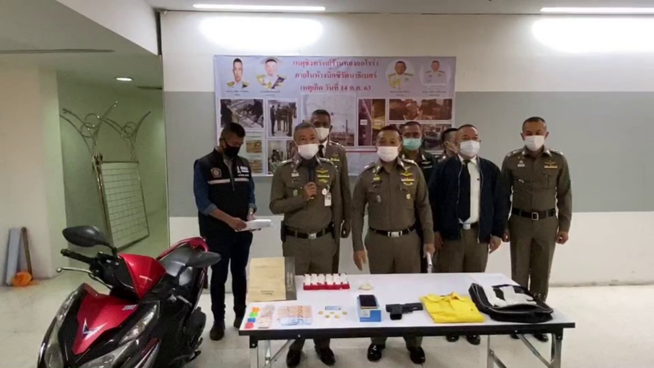 ตำรวจทำแผนคุมตัวโจรจี้ชิงแหวนทอง 11 วง ทำแผนประกอบคำรับสารภาพ