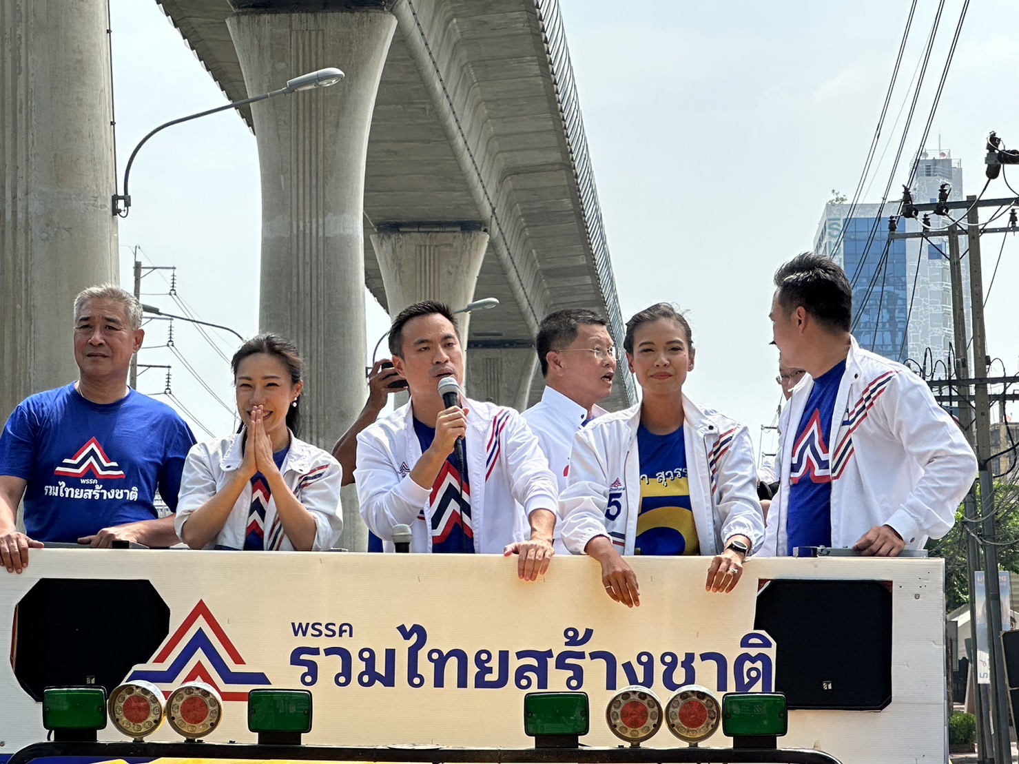 "เอกนัฏ" นำ "ผู้บริหาร รทสช." ขึ้นรถแห่ขอบคุณประชาชน  ชี้พาสมาชิกเข้าสภาฯได้ถือเป็นความสำเร็จพรรคใหม่ 