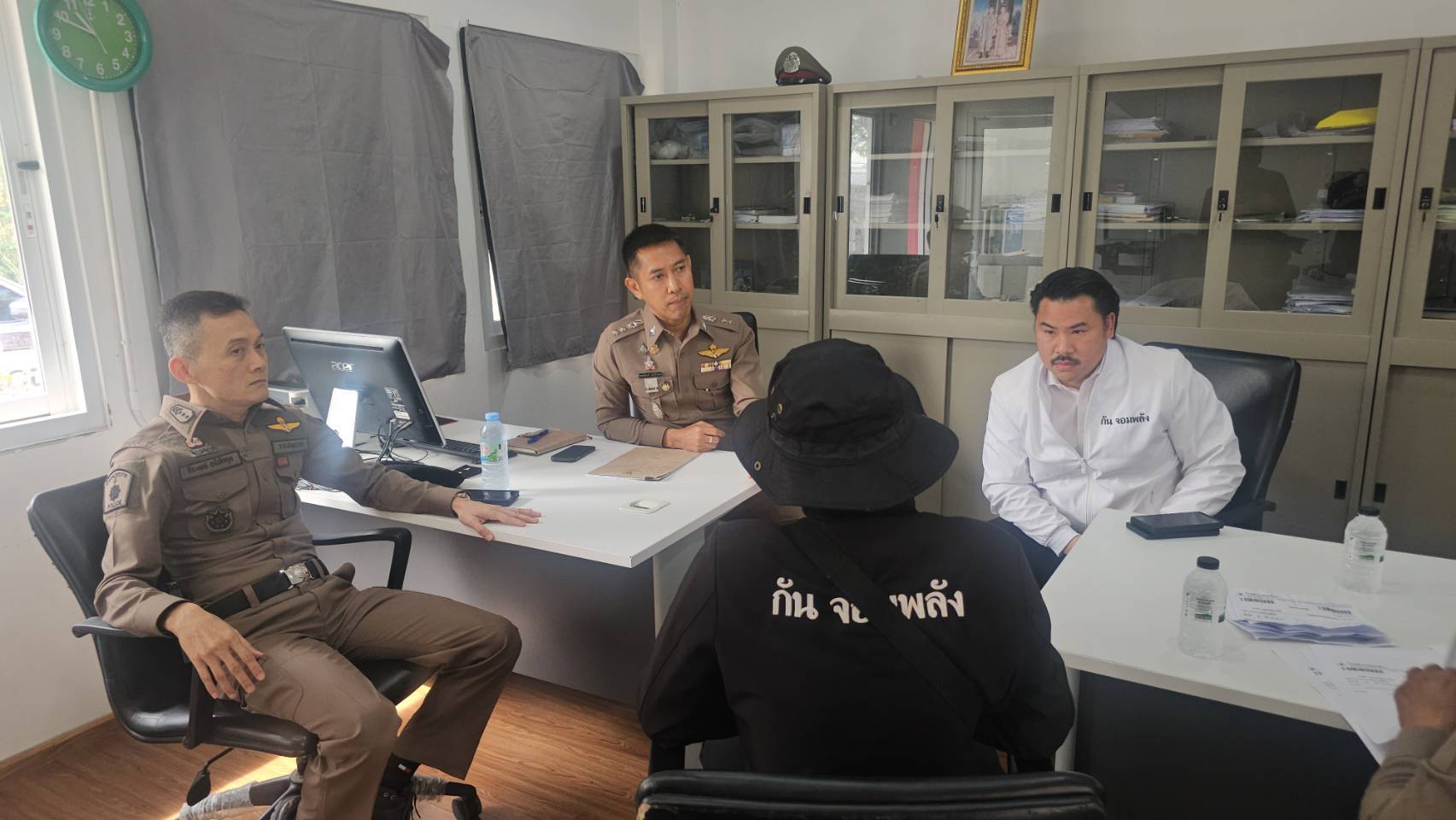 'กันจอมพลัง' พาลุงผู้เสียหายถูกหนุ่มหัวร้อนใช้มีดตบหัวเข้าพบตำรวจบางน้ำจืด