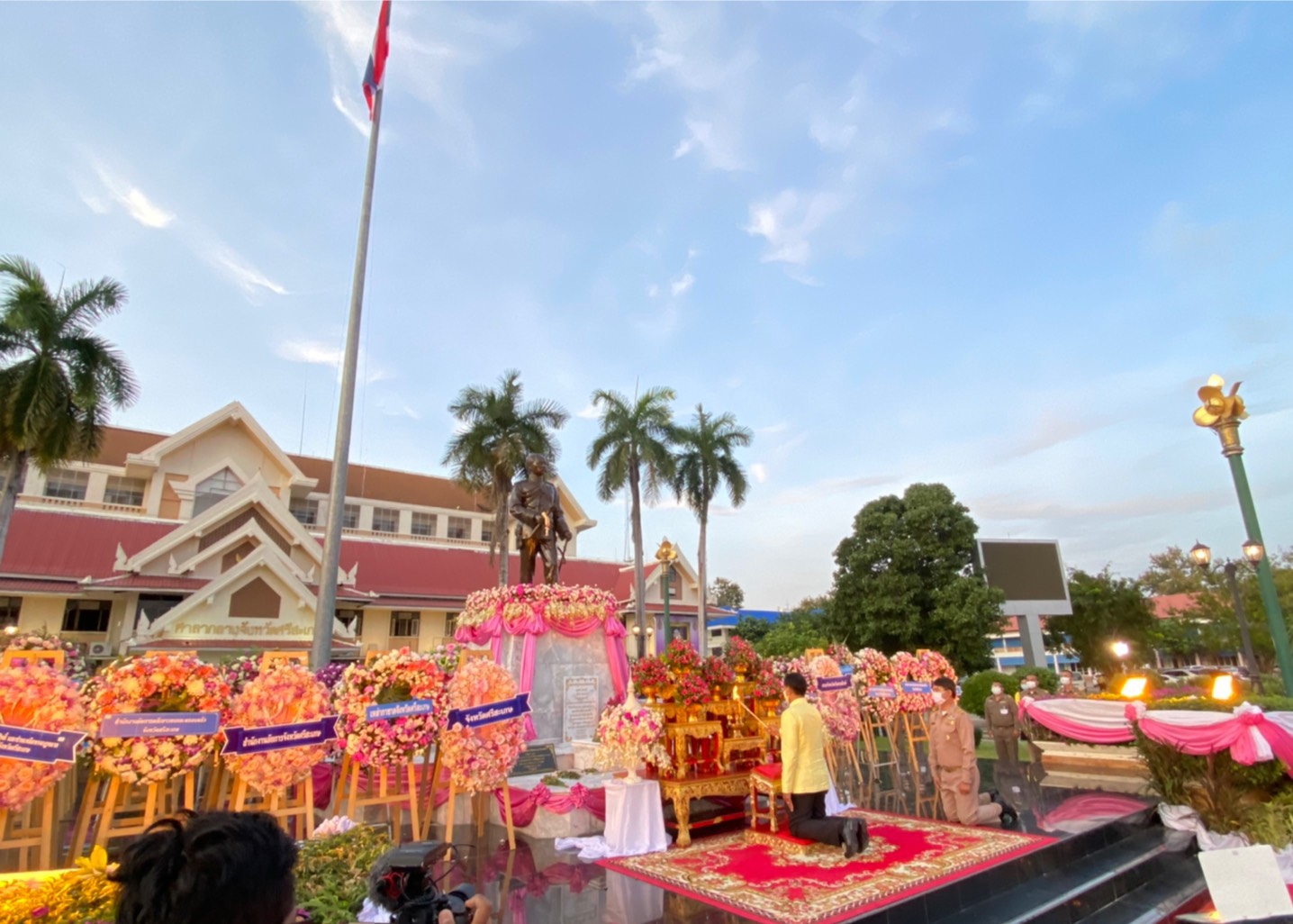 พ่อเมืองศรีสะเกษ  จัดสวดพระพุทธมนต์และเจริญจิตภาวนา ถวายเป็นพระราชกุศล  