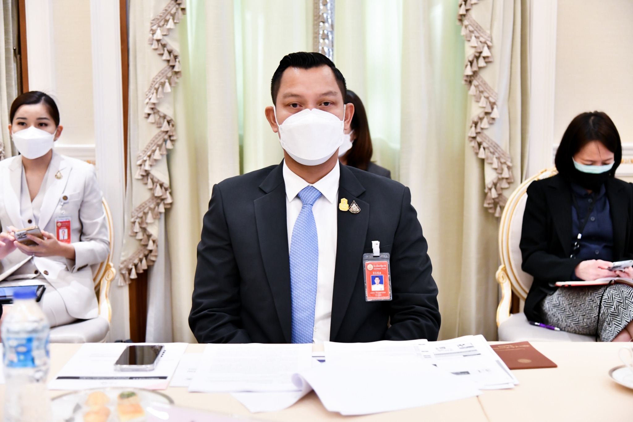 "โฆษกรัฐบาล" สวน "วิโรจน์" ผีเจาะปาก ไล่หันดูตัวเอง เข้าใจสื่อตั้งฉายารัฐบาล ยัน"นายกฯ" ทำเพื่อบ้านเมือง