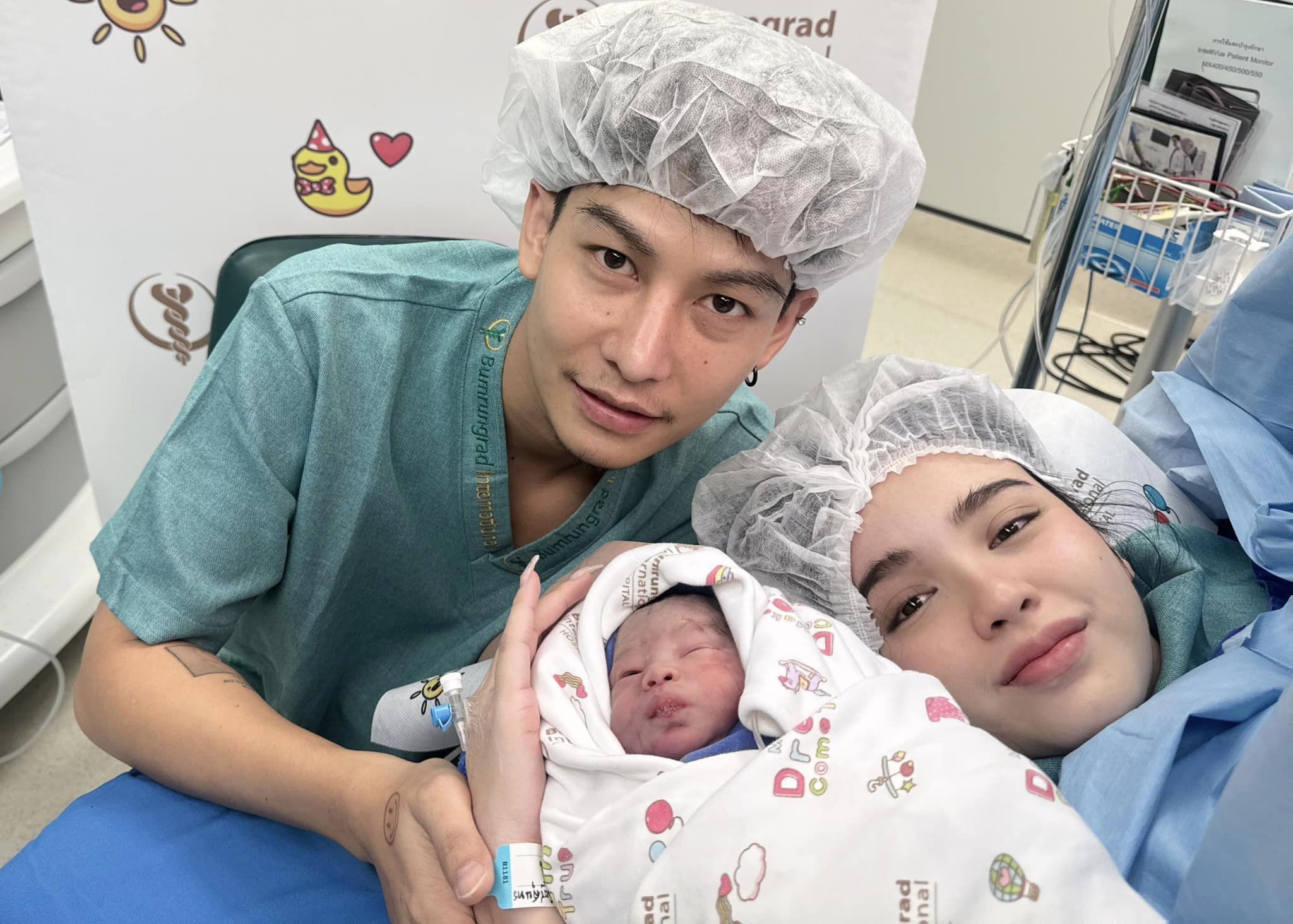 "เต้ย อภิวัฒน์" อวดโฉมลูกคนที่สอง "น้องเติมเต็ม" แต่ต้องนอนในตู้อบ 4-5 สัปดาห์